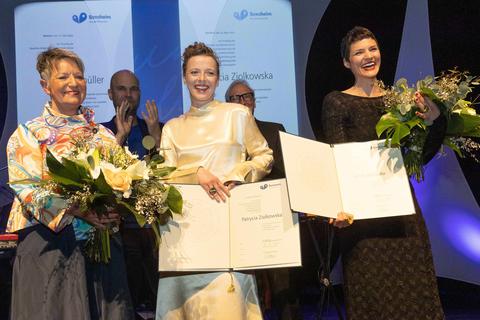 Glückwunsch für den doppelten Eysoldt-Ring: Bürgermeisterin Christine Klein (links) gratuliert Patrycia Ziólkowska (Mitte) und Alicia Aumüller.