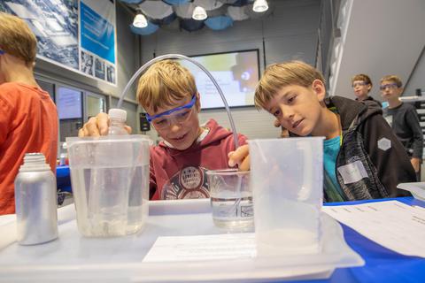 Beim Sanner Science Camp ging es für die Jungforscher um „energiegeladene und erfrischend nasse Experimente“. Thorsten Gutschalk