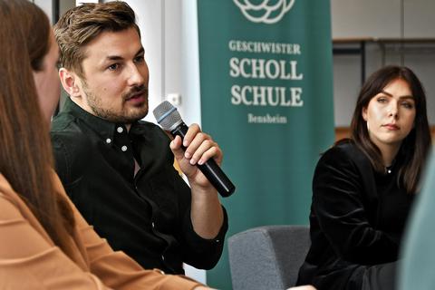 Nicolas Puschmann spricht an der Geschwister-Scholl-Schule mit Oberstufenschülern über sexuelle Vielfalt. Foto: Dietmar Funck