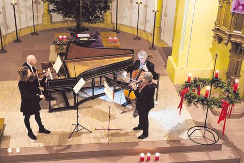 Bei der musikalischen Adventsandacht in der Michaelskirche musizierten Christoph, Andrea und Christiane Bergner mit Andreas Schuster am Cello. Foto: Thomas Zelinger
