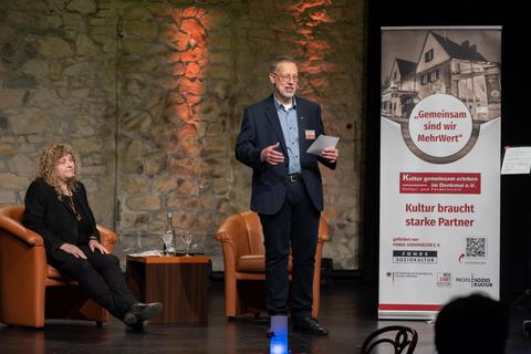 Dem Varieté-Theater Pegasus droht das Aus. Geschäftsführerin Heike Grammbitter und Karl Gerd Zimmermann als Vorsitzender des Fördervereins „Kultur gemeinsam erleben im Denkmal“ informierten am Montag über die aktuelle Situation.  Bild: Thomas Neu © 