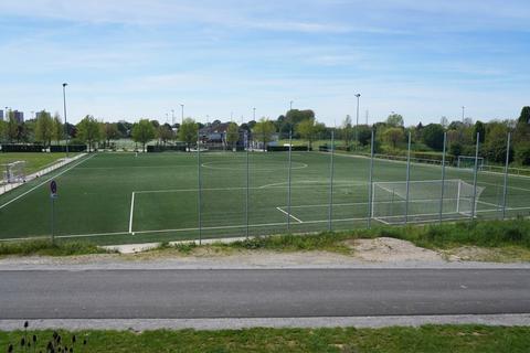 Der Kunstrasenplatz des FC Italia am Berliner Ring: Unter welchen Voraussetzungen dort ein Umkleidegebäude gebaut werden kann, soll spätestens nach der Sommerpause in einer Beschlussvorlage für die politischen Gremien münden. Thomas Zelinger