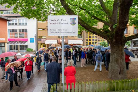 2019 wurde der Hostinné-Platz am Wambolter Hof eingeweiht, jetzt soll er mit Landesgeld aufgewertet werden. Archivfoto: Thomas Neu