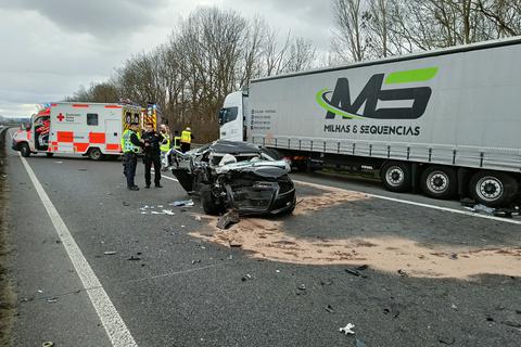Am Samstag kam es auf der A5 zu einem schweren Unfall zwischen einem Auto und einem Lkw.