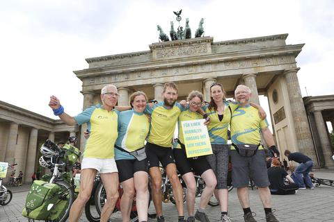 Bei der Mut-Tour stoppte die Tandem-Crew um Sebastian Burger (Dritter von links) auch am Brandenburger Tor in Berlin. Am Samstag endet die letzte Etappe der diesjährigen Aktion auf dem Bensheimer Marktplatz. Foto: Joanna Kosowska