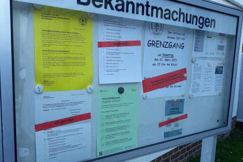 Der Schaukasten in Gronau informiert über Absagen. Foto: Hebenstreit