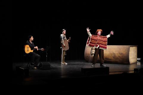 Der Klassiker „Don Quijote“ wurde vom Neuen Globe Theater aus Potsdam mit Gitarrenbegleitung gespielt. Foto: Thomas Zelinger