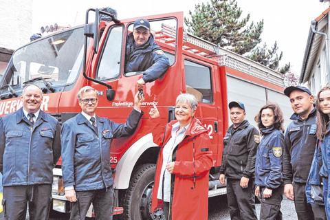 Das Tanklöschfahrzeug der Feuerwehr Auerbach ist jetzt von einer Delegation der Berufsfeuerwehr von Khmelnytziy abgeholt worden. Foto: Thomas Zelinger