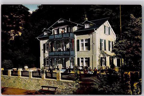 Auf der Postkarte aus dem Jahr 1926 sieht man das Haus „Waldruhe“ ohne An- und Umbauten, mit zahlreichen bürgerlich gekleideten Gästen auf Terrasse und den Balkonen.Bild: Gemeinfrei 
