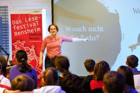Fingerzeig: Beim Lesefestival präsentierte Autorin Kathrin Tordasi den Schülern in der Stadtbücherei ihr neues Buch. Foto: Thomas Zelinger