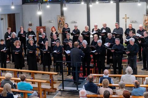 Der Chor ars musica überzeugte mit einem Raritätenprogramm in der Auerbacher Kirche Heilig Kreuz. Foto: Thomas Neu