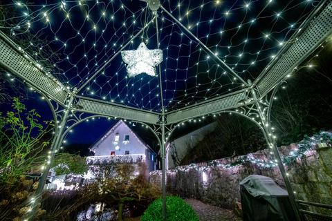 Zwischen Auerbach und Hochstädten erstrahlt das Anwesen von Familie Mößinger in der Dunkelheit in hellem Licht. Foto: Thomas Neu