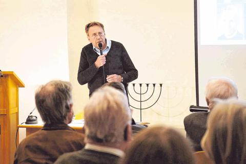 In der Auerbacher Synagoge referierte Norbert Giovannini über Personen, die während der Nazizeit verfolgten Menschen zur Flucht verhalfen. Foto: Thomas Zelinger