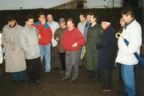 Das Bild aus dem Jahr 1990 zeigt Norbert Hebenstreit (2. von links) bei einem Ortstermin in Gronau. Foto: Stadtarchiv
