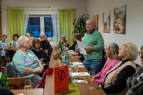 Die Bürgerhilfe Bensheim hat zum Neujahrsempfang in die Gaststätte „Weiherhaus“ eingeladen. Vorsitzender Franz Apfel (stehend) stellt das Programm der nächsten Monate vor. Foto: Thomas Neu