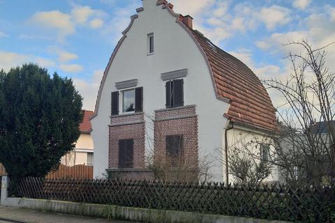 An der Blücherstraße in Auerbach steht dieses außergewöhnliche Haus, das eine zur Erbauungszeit hochmoderne Konstruktion aufweist: Die gerundete Dachform war nicht nur kostengünstig, sondern sie bot auch viel Platz im Innenraum. Foto: Eva Bambach