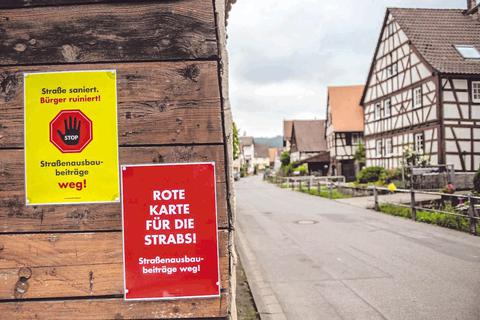 Beherrschendes Thema in Gronau ist weiter die Sanierung der Märkerwaldstraße. Mit Schildern protestieren Anlieger gegen die Straßenbeiträge. Foto: Thomas Neu