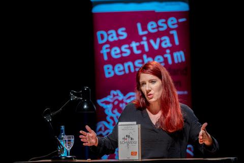 Judith Merchant präsentierte beim Bensheimer Lesefestival am Dienstag ihren Thriller „Schweig!“ im Parktheater. Foto: Thomas Neu