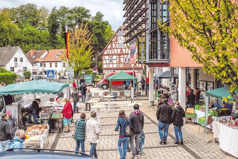 Der Dorfmarkt in Zell rund um das Dorfgemeinschaftshaus lockt Besucher mit einem Angebot an Köstlichkeiten aus dem Meerbachtal an. Foto: Thomas Neu
