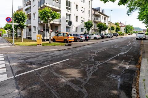Die Rheinstraße soll zwischen Mosel- und Fabrikstraße saniert werden, Details sind allerdings noch strittig. Foto: Thomas Neu