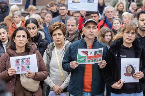 Ihre Solidarität mit unterdrückten Frauen in Iran bekundeten am Sonntag bei einer Demo auf dem Marktplatz rund 200 Teilnehmer. © Thorsten Gutschalk