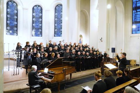 Der Oratorienchor Bergstraße führte in Sankt Georg eine Rossini-Messe auf. Für den Chorleiter und Propsteikantor Christian Mause war es das Debüt. Foto: Thomas Zelinger