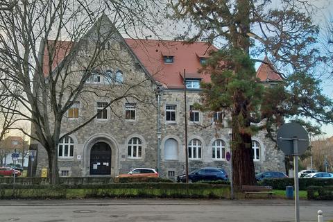 Der imposante, neoromanisch geprägte Bau des Amtsgerichts an der Wilhelmstraße wurde durch Oberbaurat Karl Hofmann entworfen und im Jahr 1902 eingeweiht.