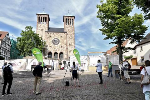 Etwas mehr als ein Dutzend Teilnehmer zählte die Kundgebung der GLB am Freitag zur Situation auf dem Marktplatz. Gefordert wurde unter anderem, den Bauschutt vom Abriss des Hauses am Markt zu entfernen. Foto: Dietmar Funck