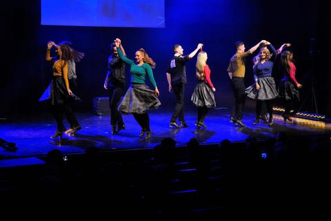 Die Show „Dance Masters“ zog das Publikum im Bensheimer Parktheater mit temperamentvollen Stepp-Tänzen in ihren Bann. © Thomas Zelinger