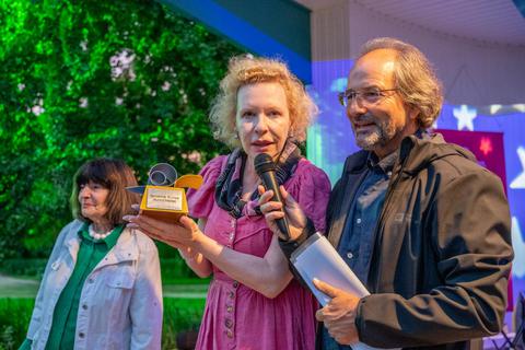 Die Schauspielerin Sunnyi Melles erhielt am Sonntag zum Abschluss des Europa-Film-Fests im Kronepark die von Doris Bambach (links) gestaltete „Bensemer Europa“. Den Preis überreichte Ortsvorsteher Robert Schlappner. Thomas Neu