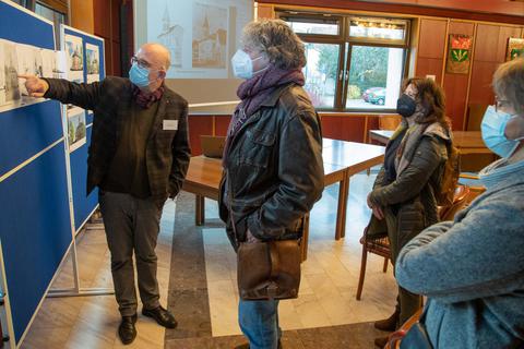 Jürgen Gerecht (links), Architekt aus Worms, ist der zuständige Planer für die Umgestaltung des Alten Rathauses. Hier erläutert er Bürgern das Sanierungsvorhaben. Foto: Thorsten Gutschalk