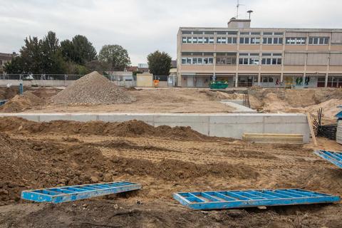 In Biblis wird die Schule in den Weschnitzauen neu gebaut. Wohl gut zwei Jahre müssen sich Schüler und Lehrer gedulden, bis das Gebäude fertiggestellt ist. Foto: Thorsten Gutschalk