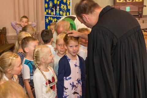 Pfarrer Arne Polzer macht Erstklässlern Mut.Foto: T. Gutschalk  Foto: T. Gutschalk