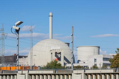 Äußerlich kaum verändert bis auf zwei neue Hallen ist das Atomkraftwerk Biblis. Foto: Thorsten Gutschalk