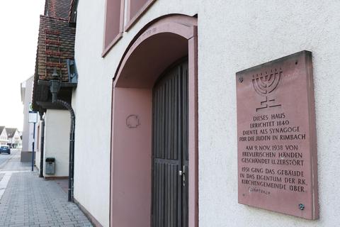 In Rimbach erinnert an der katholischen Kirche eine Tafel daran, dass dort früher die Synagoge der Gemeinde stand. Das Gebäude, in der Pogromnacht am 9. November 1938 verwüstet, wurde nach Klärung des Restitutionsverfahrens 1951 an die katholische Kirchengemeinde verkauft. Foto: Katja Gesche