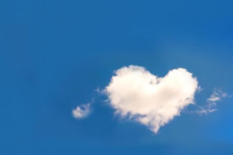So flüchtig wie Wolken sind die Bürstädter Herzen nicht, sie bestehen aus Holz. Symbolfoto: stock.adobe