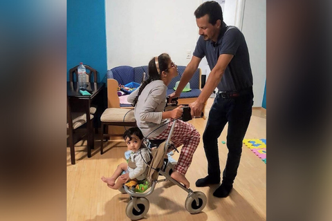Batoul bei ihrem Aufenthalt in Bürstadt mit ihrem Vater Abdalmir. Im Mai 2018 zog die Familie wieder nach Bagdad, wo der Vater nach einem halben Jahr starb. Archivfoto: Ruth Scholz