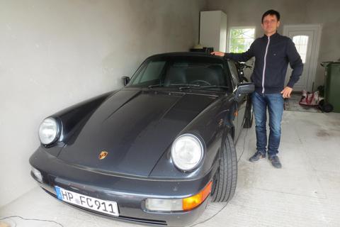 Frank Stier und sein Garagenschatz: ein 911er Porsche aus dem Jahr 1990. Foto: Kim Molitor