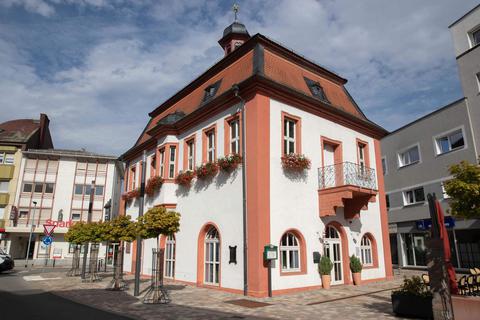 Das Historische Rathaus ist die erste Station auf dem Historischen Weg durch Bürstadt. Einheimische nennen es auch liebevoll „die guud Schdubb“. Thorsten Gutschalk