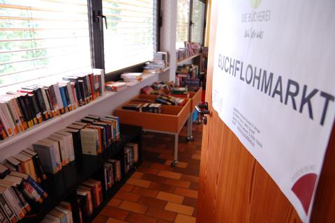 Rund 1000 Bücher mustert die Bücherei in Bürstadt jährlich aus. Gegen eine Spende kann sie jeder, der möchte, mit nach Hause nehmen.