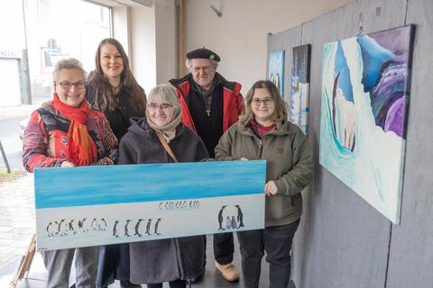 Jana Haft (Zweite von links), hier beim Vorstellen von Bildern für das Kunstschaufenster, übernimmt kommissarisch den Vorsitz des Vereins mit. © Archivfoto: Thorsten Gutschalk