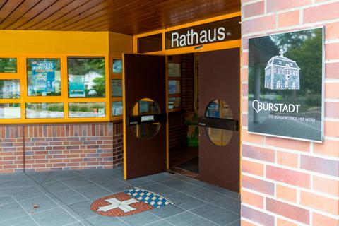 In Bürstadt gibt es neue Rathausmitarbeiter, deshalb waren räumliche Veränderungen nötig. © Thorsten Gutschalk