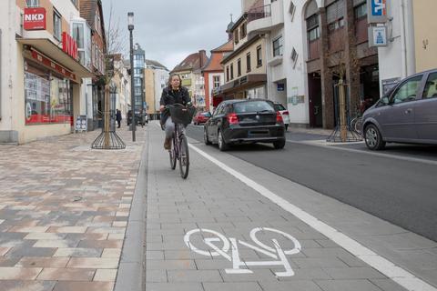 In der Innenstadt gibt es zwar neue Fahrradstreifen, doch die Gesamtsituation ist nicht befriedigend. Foto: Thorsten Gutschalk