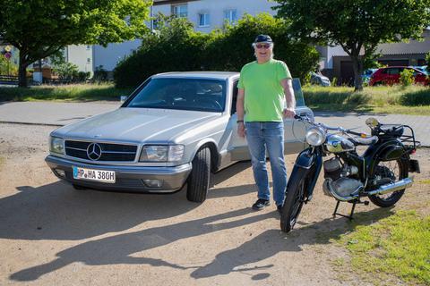 Gleich zwei Garagenschätze, einen Daimler-Benz W 126 Coupé (Baujahr 1982) und eine NSU Lux aus dem Jahre 1952, nennt Hobbymusiker Horst Avemaria sein Eigen. Foto: Thorsten Gutschalk