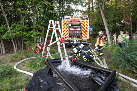 Bei der Jahresübung der Feuerwehren ist das Szenario dieses Mal ein Waldbrand. Es gilt dabei vor allem, die Wasserversorgung sicherzustellen. Thorsten Gutschalk