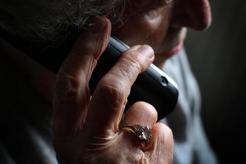 Betrüger rufen häufig gezielt Senioren an und geben sich als Enkel oder Polizei aus. Symbolfoto: dpa
