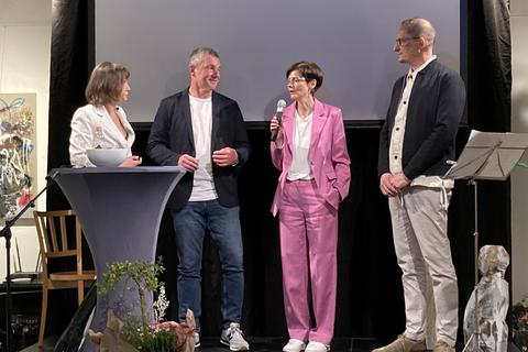Gut gelaunt bei der Eröffnung des KamÜ (v.l.): Moderatorin Yvonne Hotz, Rüdiger und Stefanie Engert, Ralf Löhr.