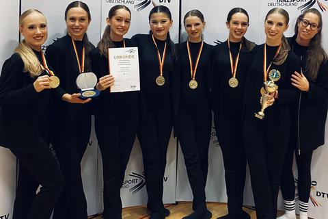 Die Tänzerinnen der TG Bobstadt und der TanzBar Biblis konnten einige Medaillen und sogar Qualifikationen für die WM von den Deutschen Meisterschaften mit nach Hause bringen. © TG Bobstadt