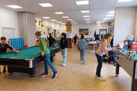 Fifa-Turnier oder doch Kicken im Freien? Die Kinder haben bei den Osterferienspielen der Stadt Bürstadt die Wahl. Anja-Meike Müller