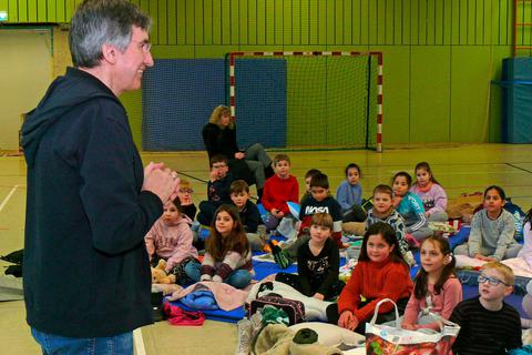 Aufmerksames Publikum: Der Kinderbuchautor Josef Koller liest an der Astrid-Lindgren-Schule in Bobstadt aus seinen Büchern vor. © Manfred Ofer